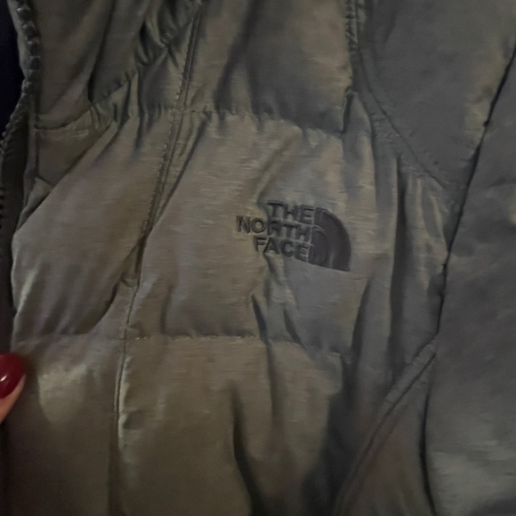 The North Face Women's Charcoal Puffer Jacket - Picture 4 of 5